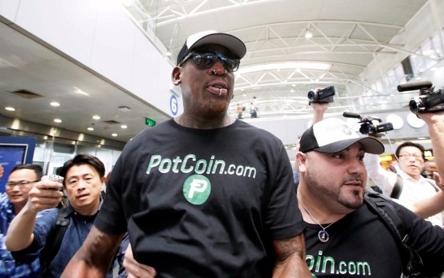 Dennis Rodman pakai kaos PotCoin.  (Foto: REUTERS/Jason Lee)