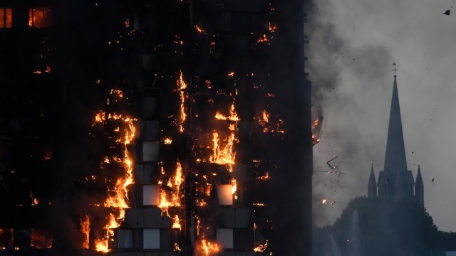 Kebakaran gedung di London (Foto: Reuters/Toby Melville)