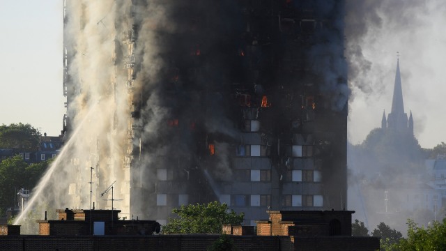 Kebakaran Apartemen di London (Foto: REUTERS/Toby Melville)
