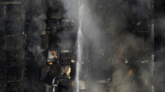 Kebakaran Apartemen di London (Foto: REUTERS/Toby Melville)