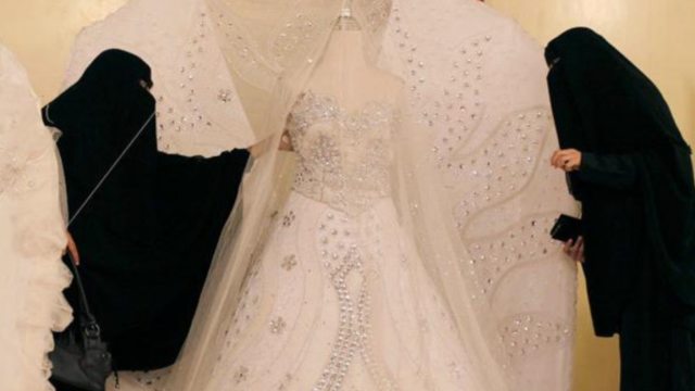Dua wanita melihat gaun pengantin (Foto: Reuters)