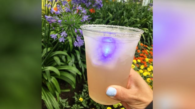 Infinity-Ade, minuman lemonade glow in the dark (Foto: Instagram/@dolewhipdollies_)
