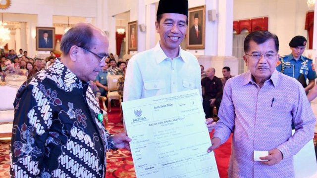 Jokowi dan JK membayar Zakat (Foto: Dok. Biro Setpres)