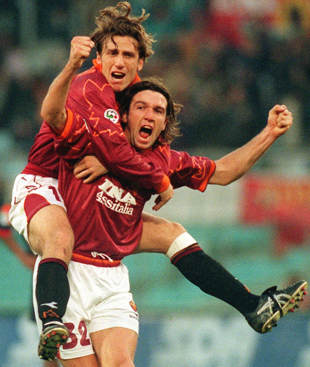 Di Francesco (kiri) saat masih bermain untuk Roma. (Foto: AP Photo/ Massimo Sambucetti)