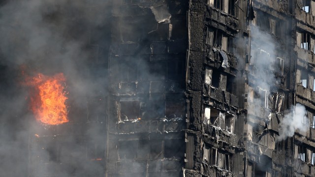 Kebakaran di London (Foto: REUTERS/Neil Hall)