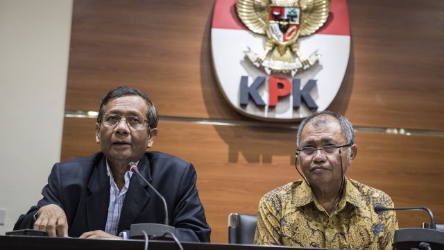 Mahfud MD (kiri) di KPK. (Foto: Antara/M Agung Rajasa)