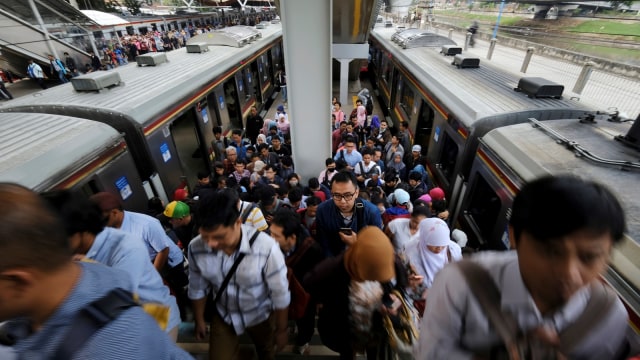 Suasana penumpang di Stasiun Tanah Abang (Foto: REUTERS/Beawiharta)
