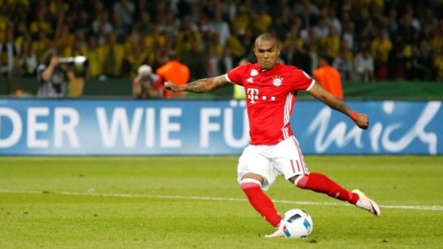 Douglas Costa berseragam Bayern Muenchen. Foto: Reuters