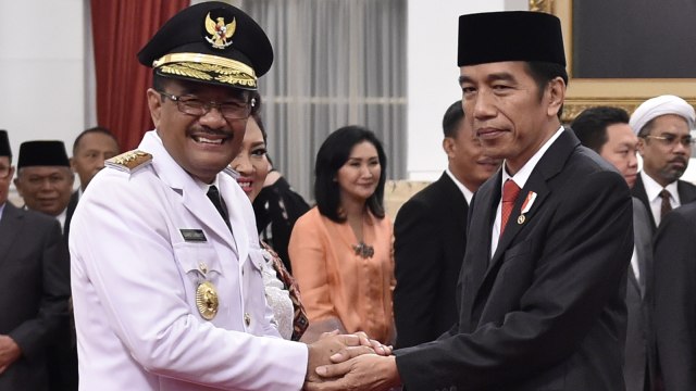 Jokowi melantik Djarot (Foto: Antara/Puspa Perwitasari)