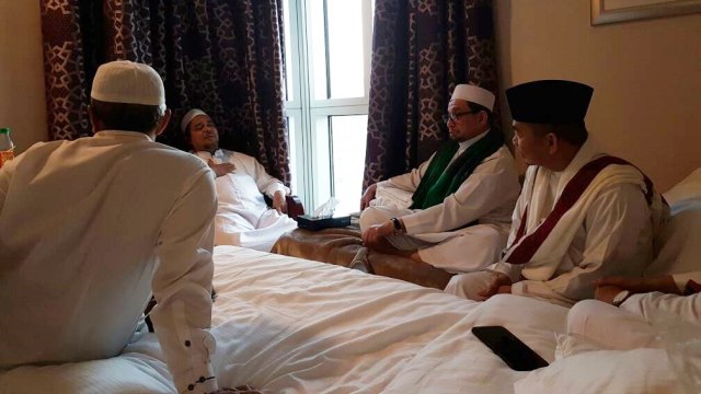 Anggota DPR FPKS Bertemu Habib Rizieq (Foto: Dok.  Kuasa Hukum Habib Rizieq, Sugito.)