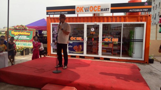 Sandiaga Uno resmikan OK OCE Mart di Muara Angke (Foto: Wandha Nur/kumparan)