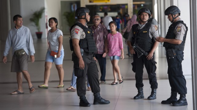 Pengamanan Arus Mudik Ngurah Rai. (Foto: Antara/Nyoman Budhiana)