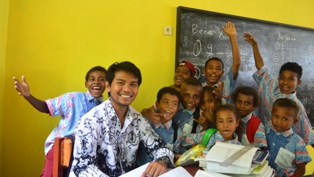 Murid-murid dan guru mereka. (Foto: indonesiamengajar.org)