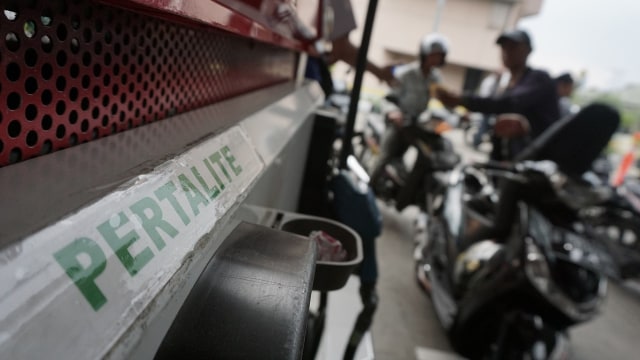 Sejumlah pengendara kendaraan bermotor mengisi bahan bakar pertalite di SPBU, Jakarta. Foto: Aditia Noviansyah/kumparan