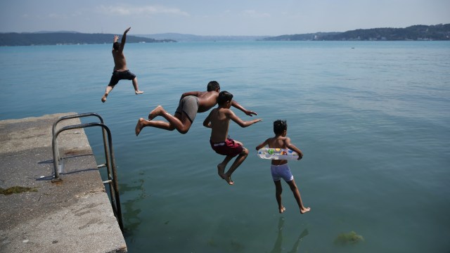 Birunya perairan Istanbul. (Foto: AP Photo/Lefteris Pitarakis)