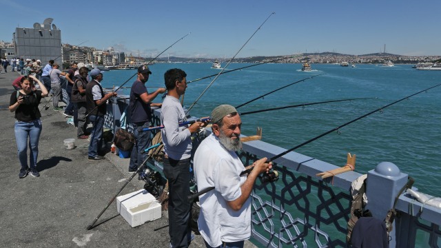 Birunya perairan Istanbul. (Foto: AP Photo/Lefteris Pitarakis)