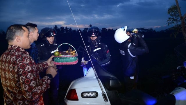 Berbuka puasa di jalan dari Cilacap ke Banyumas. (Foto: Kris/Biro Pers Setpres)