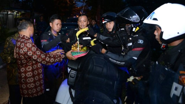 Berbuka puasa di jalan dari Cilacap ke Banyumas. (Foto: Kris/Biro Pers Setpres)