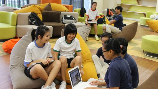 Pelajar di Singapura sedang berkegiatan di sekolah (Foto: Wikimedia Commons)
