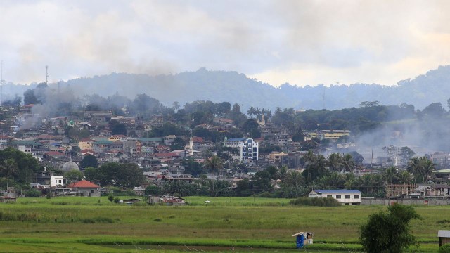 Asap mengepul di Kota Marawi (Foto: REUTERS/Romeo Ranoco)