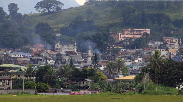 Asap mengepul di Kota Marawi (Foto: REUTERS/Romeo Ranoco)