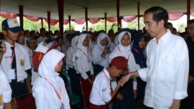Jokowi bagi KIP di Purwokerto (Foto: Rusman - Biro Pers Setpres)