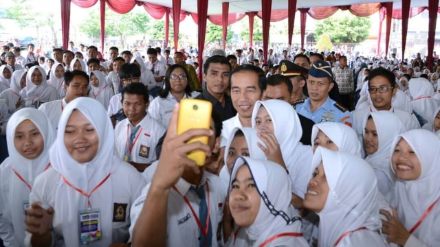 Jokowi bagi KIP di Purwokerto (Foto: Rusman - Biro Pers Setpres)