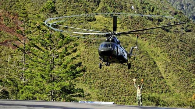 Heli TNI mendarat di Bandara Mulia, Puncak Jaya (Foto: ANTARA/Andika Wahyu)