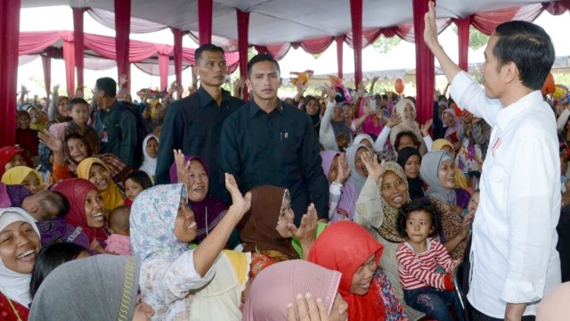 Jokowi Bagikan PKH dan PMT di Banyumas. (Foto: Dok. Biro Pers Setpres)