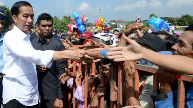 Jokowi Bagikan PKH dan PMT di Banyumas. (Foto: Dok. Biro Pers Setpres)