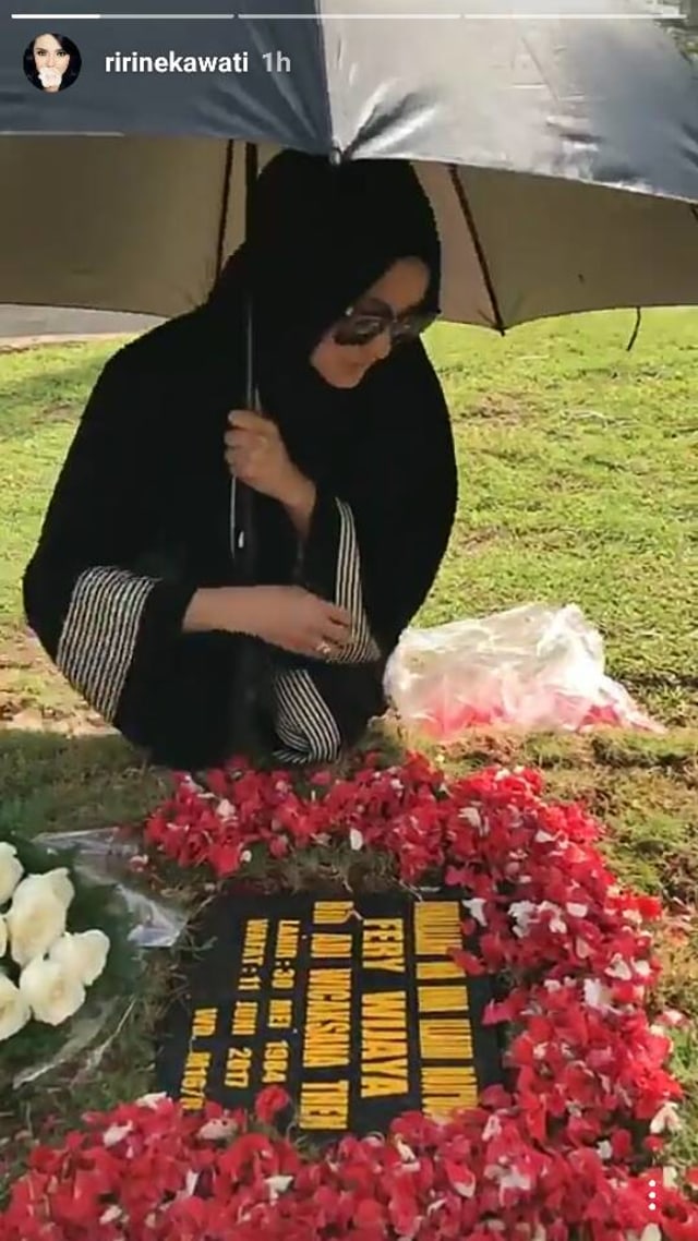 Ririn ziarah ke makam sang suami (Foto: Insta Story Ririn Ekawati)