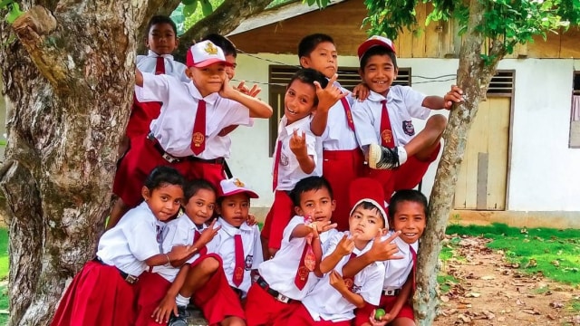 Anak-anak didik di daerah.  (Foto: Instagram: @ind_mengajar)