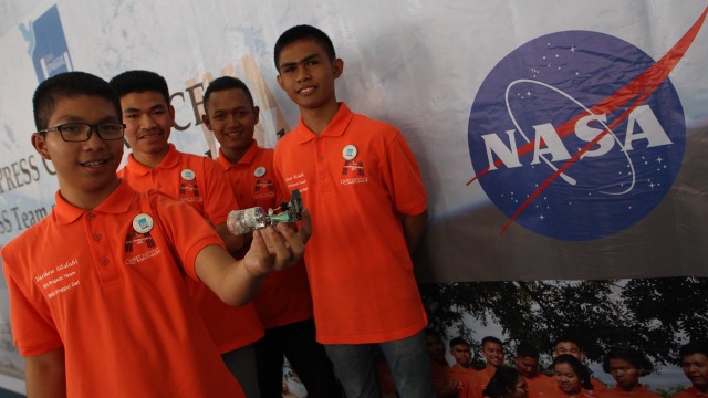 Pelajar SMA Unggul Del tunjukkan mikrolab (Foto: Septianda Perdana/Antara)