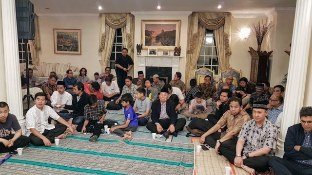 WNI menghadiri buka bersama di KBRI (Foto: Dok. KBRI London)