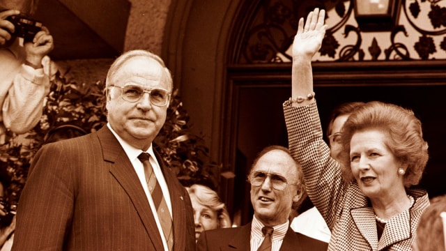 Helmut Kohl bersama Margaret Tatcher (Foto: REUTERS/Stringer/File Photo)