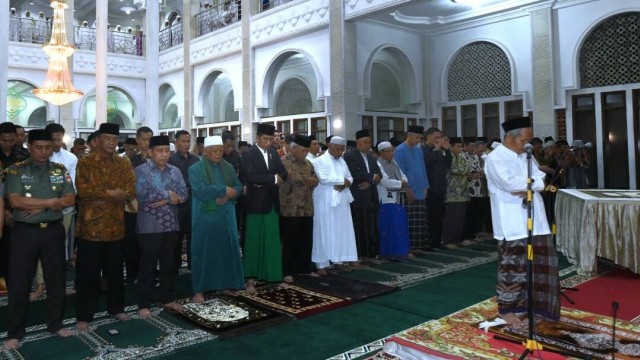 Jokowi salat tarawih di Wonosobo (Foto: Foto: Rusman & Edi - Biro Pers Setpres)