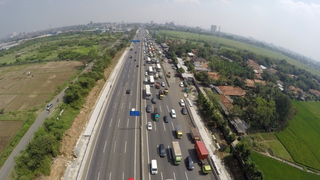 Kemacetan di Tol Cikampek Jelang Mudik Lebaran (Foto: Aditia Noviansyah/kumparan)