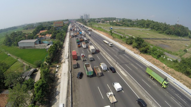 Kemacetan di Tol Cikampek Jelang Mudik Lebaran (Foto: Aditia Noviansyah/kumparan)