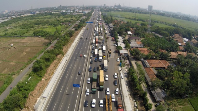 Kemacetan di Tol Cikampek Jelang Mudik Lebaran Foto: Aditia Noviansyah/kumparan