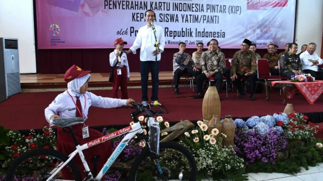 Jokowi bagikan KIP di Wonosobo (Foto: Dok. Rusman - Biro Pers Setpres)