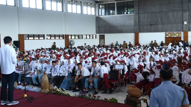 Jokowi bagikan KIP di Wonosobo (Foto: Dok. Rusman - Biro Pers Setpres)