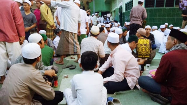 Buka Puasa Bersama di Masjid Al Hawi Condet (Foto: Diah Harni/kumparan)