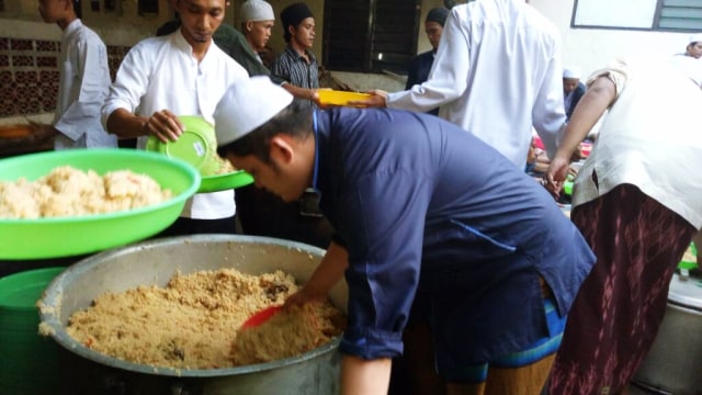 Buka Puasa Bersama di Masjid Al Hawi Condet (Foto: Diah Harni/kumparan)