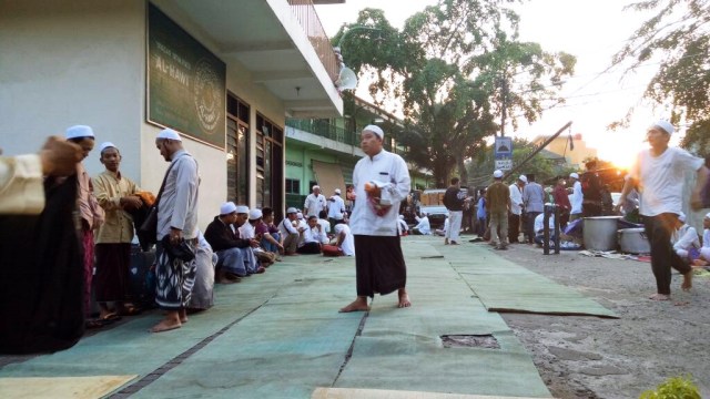 Buka Puasa Bersama di Masjid Al Hawi Condet (Foto: Diah Harni/kumparan)