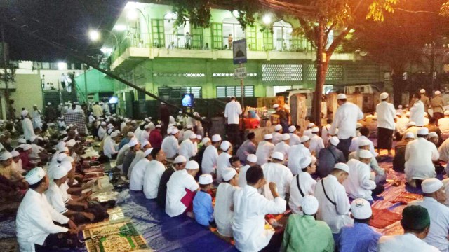 Buka Puasa Bersama di Masjid Al Hawi Condet. (Foto: Diah Harni/kumparan)