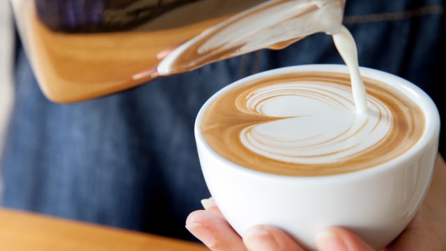 Krimer sebagai penambah rasa manis kopi (Foto: Thinkstock)