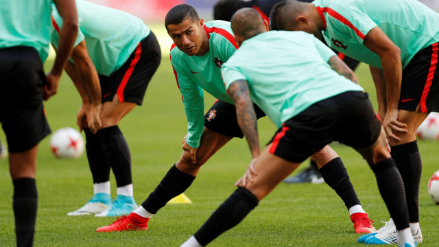 Cristiano Ronaldo berlatih bersama Portugal. (Foto: Darren Staples/REUTERS)