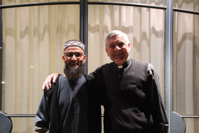 Maulana Feizel Chothia dan Romo Peter (Foto: Dok. Pribadi)