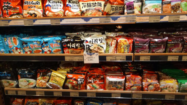 Contoh produk mie instan asal Korea. (Foto: Amanaturrosyidah/kumparan)