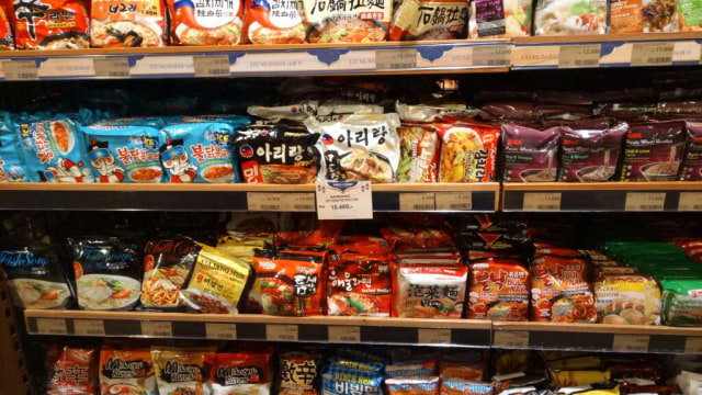Contoh produk mie instan asal Korea. (Foto: Amanaturrosyidah/kumparan)